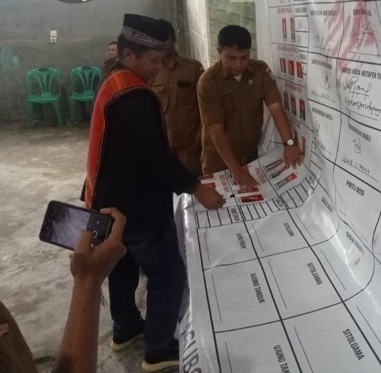 Personil Polsek Balige Aiptu D Simamora melakukan cooling system dalam rangka Pilkades Damai 2023 dan Pemilu 2024
