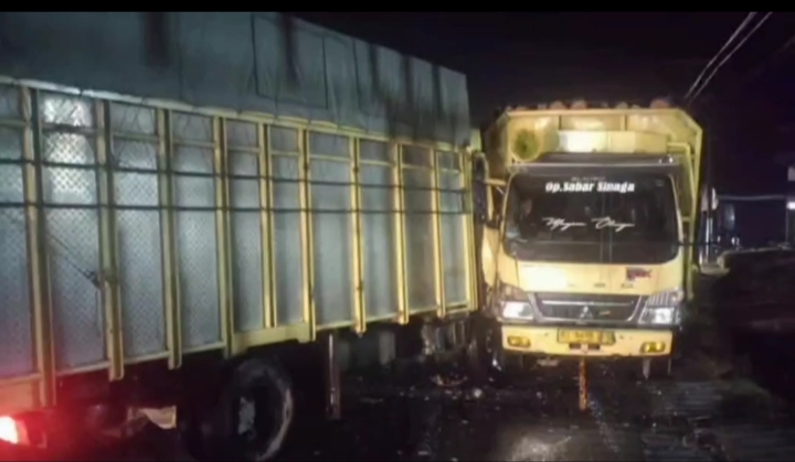 Ke dua Truck yang alami laga kambing di Kabupaten Toba dan diamankan ke Mapolres Toba