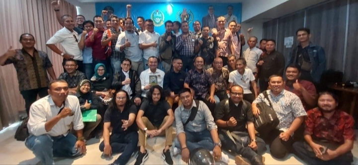 Ketua PWI Sumut H. Farianda Putra Sinik, Para Penguji UKW dan peserta UKW berfoto bersama