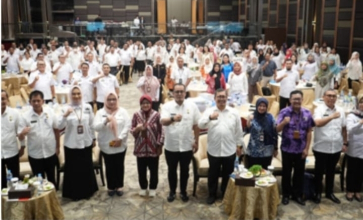 Wakil Wali kota Medan Aulia Rahman dan Ketua Tim Verifikasi Lapangan Evaluasi Penyelenggaraan Pengarusutamaan Gender Kota Medan Tahun 2023, Eko Novi Ariyanti Rahayu Damayanti berfoto bersama