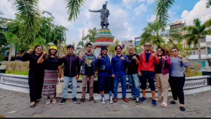 Produser Film Guru Patimpus dan Sejarah Kota Medan, Benson Kaban didampingi Sutradara film layar lebar Guru Patimpus dan sejarah kota Medan, Agus Susilo serta tim pendukung berfoto bersama didepan patung Guru Patimpus