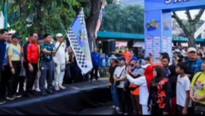 PJ Gubernur Sumut Hasanuddin, didampingi Wali Kota Medan, Bobyy Nasution, Ketua DPRD Sumut Baskami Ginting dan Pangdam I BB Mayjen TNI Mochammad Hasan Hasibuan serta Kapolda Sumut Irjen Pol Agung Setya Imam Effendi saat melakukan stat Fun Walk