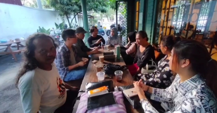 Produser Film Guru Patimpus dan Sejarah Kota Medan, Benson Kaban didampingi sutradara film, Agus Susilo serta tim pendukung saat memberikan keterangan pada wartawan
