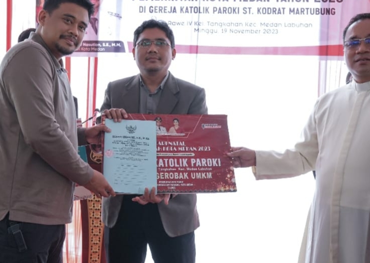 Wali Kota Medan, Bobby Nasution menyerahkan sejumlah bantuan ke Gereja Katolik Paroki Santo Konrad Martubung, Kecamatan Medan Labuhan