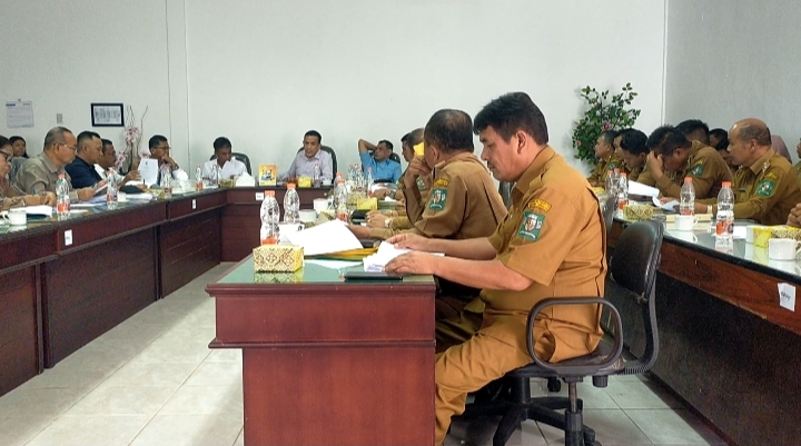 Detik detik Ketua Komisi I DPRD Simalungun membuang ke lantai lembaran laporan keuangan SKPD