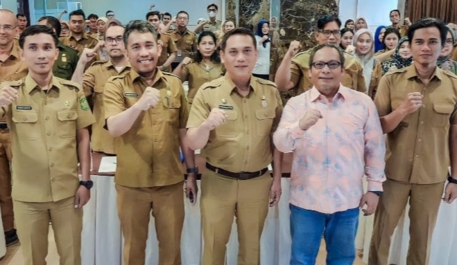 Kepala Dinas Komunikasi dan Informatika Arrahmaan Pane berfoto bersama usai membuka kegiatan Pengelolaan Rencana Induk dan Anggaran Sistem Pemerintah Berbasis Elektronik( ist)