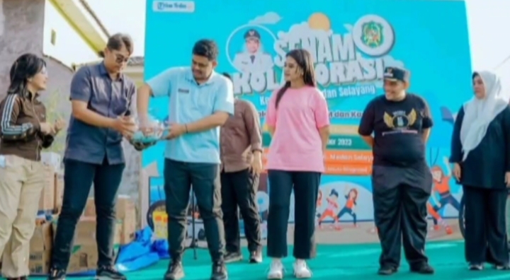 Wali Kota Medan Bobby Nasution didampingi Ketua TP PKK Kota Medan, Kahiyang Ayu mencabut door prize( ist)