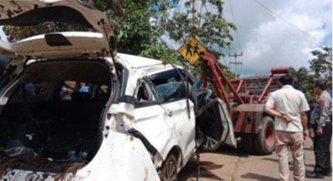 Proses evakuasi mobil Avanza korban (ist)