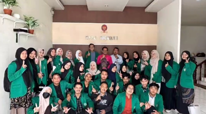 Para mahasiswa foto bersama
