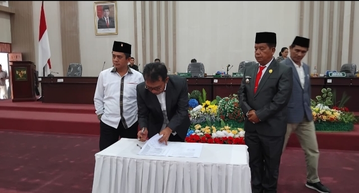 Ketua DPRD Simalungun, Timbul Jaya Sibarani melakukan penandatanganan berita acara disaksikan Bupati dan Wakil Ketua DPRD Samrin Girsang.
