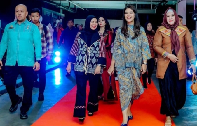 Ketua Dekranasda Kota Medan, Kahiyang Ayu M Bobby Nasution saat menghadiri acara Medan Fashion Festival ( ist)