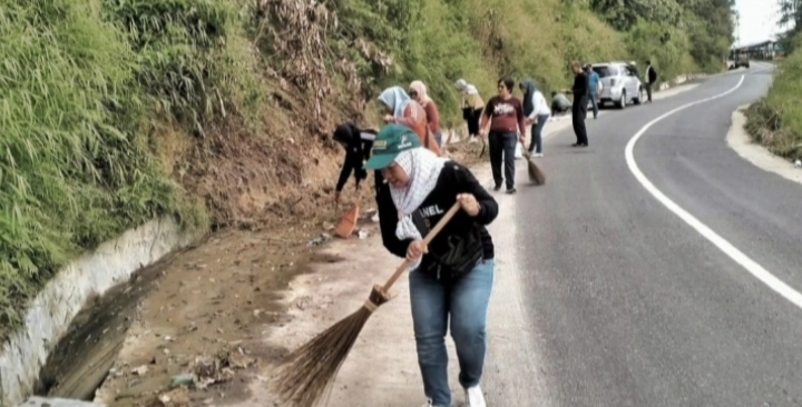 Para ASN Pemkab Simalungun saat melaksanakan Haroan Bolon atau Gotong Royong