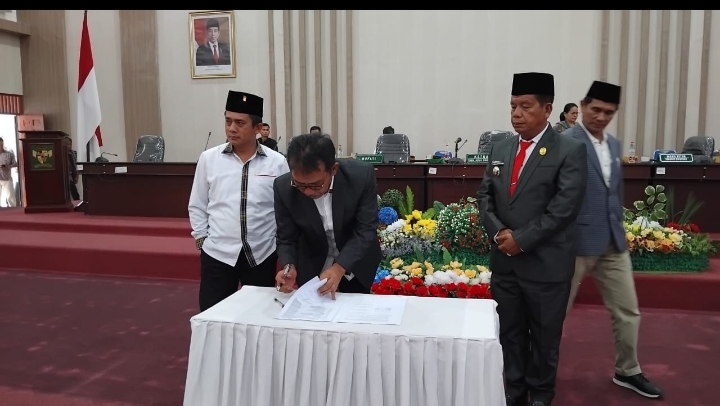 Penandatanganan berita acara laporan pembahasan Banggar atas R-APBD 2024 Kabupaten Simalungun