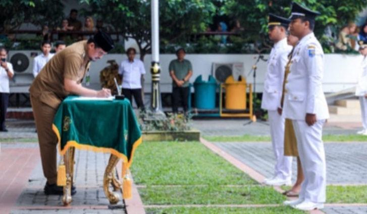 Wali Kota Medan, Bobby Nasution sedang menandatangani berita acara pelantikan(ist)