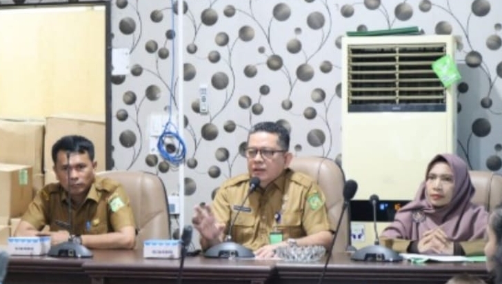 Kadis Sosial Medan, Khoiruddin Rangkuti diabadikan usai menyerahkan bansos ( ist)