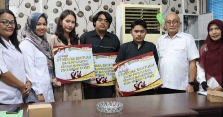 Wali kota Medan melalui Sekretaris Dinsos serahkan bantuan pendidikan di Kantor Dinsos Pemko Medan