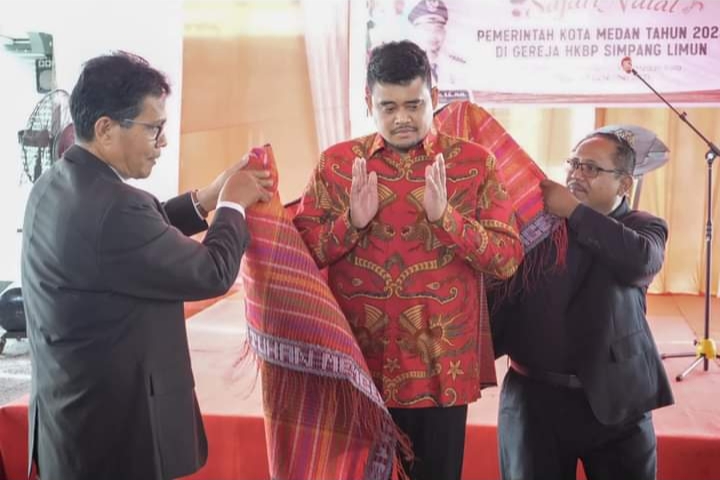 Petinggi Jema'at HKBP Simpang Limun menyematkan Ulos kepada Wali Kota Medan Bobby Nasution