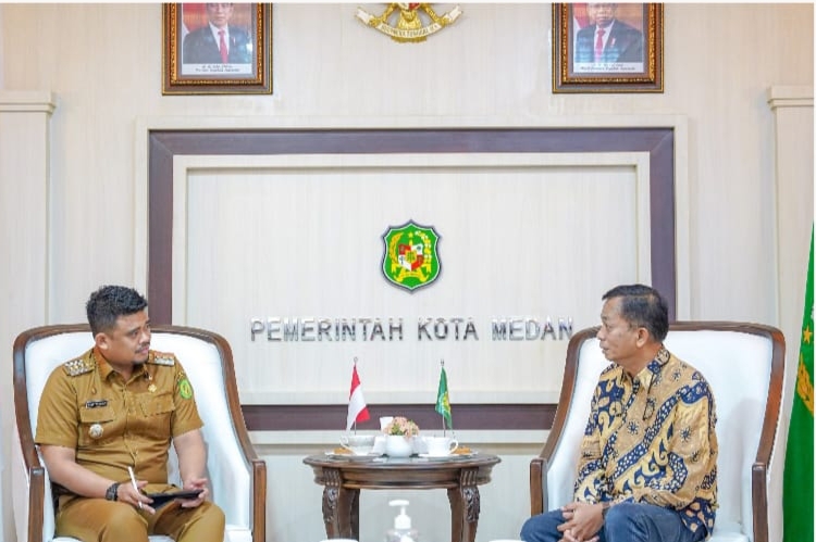 Wali Kota Medan, Bobby Nasution saat menerima Panitia Natal PSSSI Dohot Berupa ( ist)