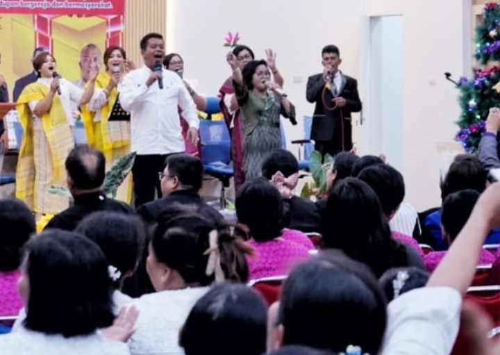 Bupati dan Ketua TP PKK Kabupaten Simalungun saat bernyanyi bersama