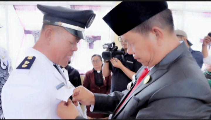 Bupati Simalungun Radiapoh Hasiholan Sinaga menyematkan PIN jabatan Pangulu yang dilantik