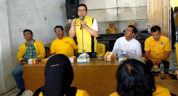Ketua Komisi II DPR RI, Ahmad Doli Kurnia Tanjung saat menyatakan bahwa DPP Partai Golkar menerbitkan rekomendasi pencalonan kembali Radiapoh Hasiholan Sinaga untuk yang kedua kalinya periode 2024 - 2029, Sabtu (16/12/2023)