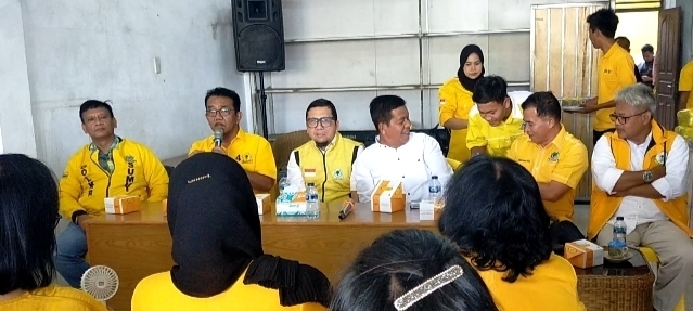 Ketua DPRD Simalungun pegang mic didampingi Ketua Komisi II DPR RI, Bupati Simalungun dan Caleg Golkar DPRD Simalungun/Sumut