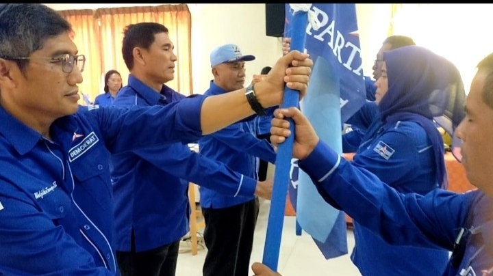 Penyerahan Pataka Demokrat kepada DPAC untuk dikibarkan hingga ke Nagori Nagori di Kecamatan masing-masing