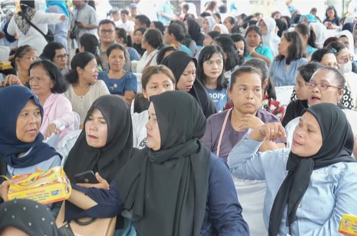 Para ibu rumah tangga "membanjiri" Pasar murah Diskop UKM Perindag Pemko Medan(ist)