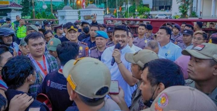 Wali Kota Medan Bobby Nasution saat menanggapi poin poin tuntutan aksi (ist)