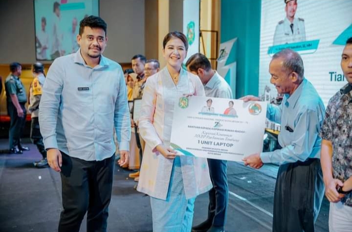Didampingi Wali Kota Medan, Kahiyang Ayu Bobby Nasution menyerahkan satu unit Laptop secara simbolis.(ist)
