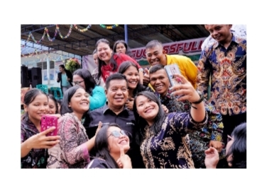 Bupati Radiapoh selfi bareng alumni SMP Negeri 1 Purba