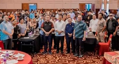 Bupati Simalungun Radiapoh Hasiholan Sinaga dan sejumlah pimpinan OPD serta para Jurnalist foto bersama.(ist)