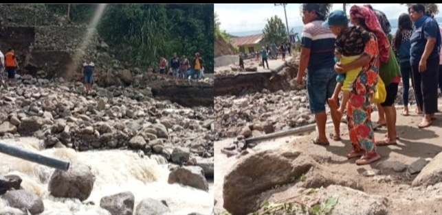 Warga Haranggaol Horisan pasca peristiwa banjir bandang menyaksikan akibat jebolnya tanggul warga Nagori Purba Tongah, Kecamatan Purba