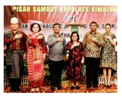 Kapolres yang lama dan yang baru beserta istri fhoto bersama dengan Bupati Simalungun didampingi istri