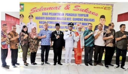 Pangulu yang dilantik serta istri photo bersama dengan Wakil Bupati Zonny Waldi serta sejumlah pimpinan OPD termasuk Sekda, Esron Sinaga