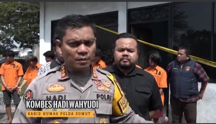 Kabid Humas Polda Sumut, Kombes Pol Hadi Wahyudi. Dibelakangnya Kasat Reskrim Polres Labuhan Belawan, AKP Zikri Muamar. (Tangkapan layar Vidio Polda Sumut)