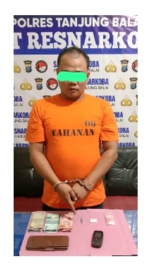 S alias R dan barang bukti diamankan di Mako Polres Tanjungbalai. (Dok Polres Tanjungbalai)