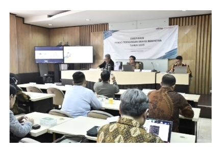 Prof. Maman Setiawan dari CEDS UNPAD menyampaikan hasil pengukuran indeks dalam kegiatan di Auditorium CEDS UNPAD, Kamis (11/1) secara hybrid kepada para pemangku kepentingan dan media. (ist)