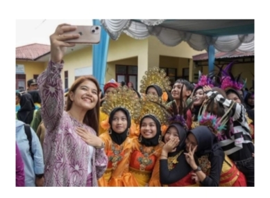 Kahiyang Ayu Selfi bersama anak remaja Kecamatan Medan Selayang