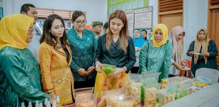 Ketua TP PKK Medan Kahiyang Ayu M. Bobby Afif Nasution pada kegiatan penilaian UP2K TP PKK Kelurahan Mangga