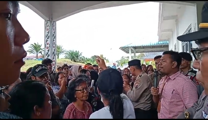 Ketua KPU Simalungun, Septian Johan membatah dugaan massa menuding adanya praktek monopoli oleh oknum Kasubbag Keuangan, umum, logistik KPU Susi Yusnita demi kepentingan politik suaminya, Edi Suprapto
