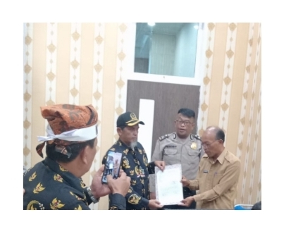 Ketua PABPDSI Simalungun, Buyung Irawan Tanjung menyerahkan poin poin tuntutan diterima Staf Ahli Bupati, SML Simangunsong