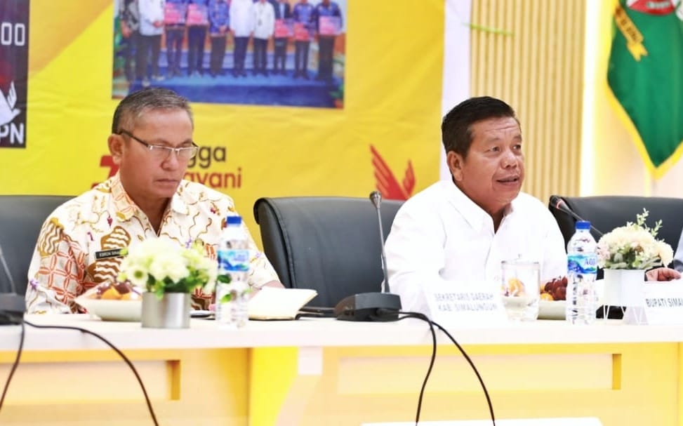Bupati Simalungun Radiapoh Hasiholan Sinaga bersama Sekda Esron Sinaga pada kegiatan sosialisasi KKPD.(*)
