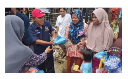 Tim Relawan Dusanak (Keluarga) Calon Anggota Legislatif Kota Sibolga Azlindah Nailufari Hutagalung berbagi nasi kotak. 