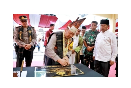 Kapolda Sumut bubuhkan tandatangan pertanda peresmian disaksikan Bupati Simalungun,(*)