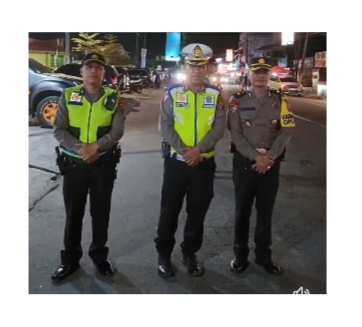 Kapolsek dan personil Satlantas dalam mengantisipasi dan menghimbau pengguna jalan,(*)