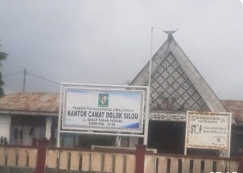 Uhir ornamen Simalungun pada gedung kantor Kecamatan Dolok Silou buram akibat tidak terawat,(LRS)