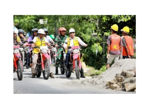 Bupati didampingi Kadis PUTR Simalungun, Hotbinson Damanik pasca meninjau progres pelebaran dan pemeliharaan jalan antar dua Kecamatan