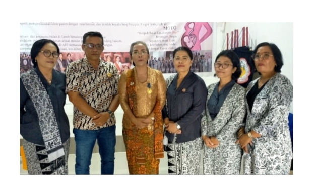 Kepala dinas Kesehatan, Edwin Tony Simanjuntak fhoto bersama Ketua IBI Simalungun dan pengurus lainnya,(Zai)