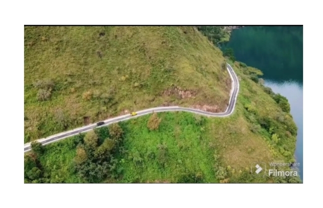 Ruas jalan Simpang Bage - Bage - Tongging (Wts Karo) manjakan mata para pengguna jalan memandang Danau Toba, Simalungun.